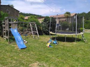 un parque infantil con tobogán y columpio en Domaine de Minodier - Gite 6 pers. (Chez Maryline), en Ardoix