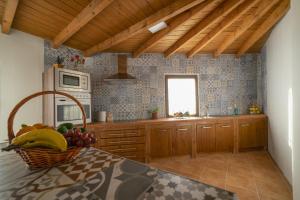 kuchnia z drewnianymi szafkami i koszem owoców w obiekcie Casa Rural Mis Niñas w mieście Casabermeja