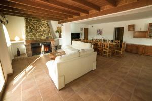 salon z kanapą i kominkiem w obiekcie Casa Rural Mis Niñas w mieście Casabermeja