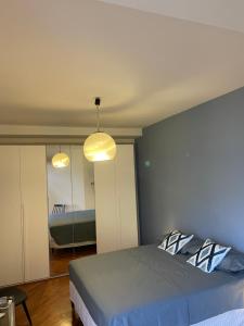 Schlafzimmer mit einem Bett und einem Spiegel in der Unterkunft Panoramico a Posillipo in Neapel