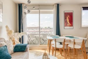 sala de estar con mesa y ventana en Blue Dream - RER B&C - Netflix / Disney+/ Easy Check-in, en Massy