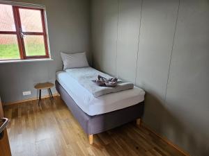 ein kleines Schlafzimmer mit einem Bett mit einer Schüssel darauf in der Unterkunft Fíflholt in Hvolsvöllur