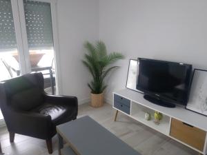Telewizja i/lub zestaw kina domowego w obiekcie Casita con encanto entre viñedos