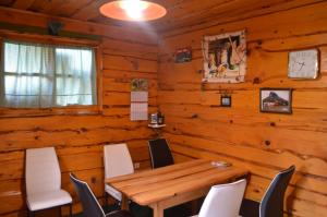una sala da pranzo con tavolo e sedie in legno di Ivona - Kuća za odmor Perušić - Stara Lika a Perušić