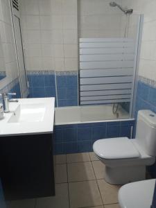 ein Badezimmer mit einem Waschbecken, einem WC und einer Badewanne in der Unterkunft Formentera Suite 7 in Es Pujols