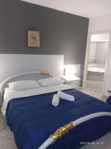 a bedroom with a blue bed with a blue blanket at Sea life Terrasini in Terrasini