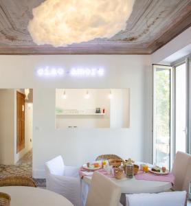 戈夫季永的住宿－La Bâtisse en Blanc，一间配备有白色桌椅的用餐室