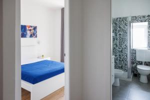 una camera da letto con un letto e un bagno di B&B In Piazza a Mafalda