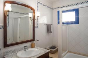 y baño con lavabo y espejo. en El Puertito Apartamento Ocean View, en Playa Blanca