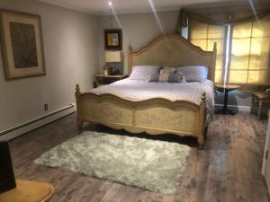 um quarto com uma cama grande e um tapete em 4 Bedroom House-- perfect for families, near the beach! em Glen Cove