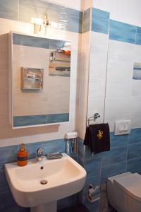 un baño con lavabo e inodoro en Sea Salt Studio Apartment, en Vlorë