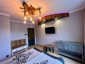 a bedroom with a bed and a ceiling fan at Apartament Przy Parku in Muszyna