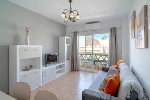 TV a/nebo společenská místnost v ubytování Toboso Torrecilla Beach Paradise