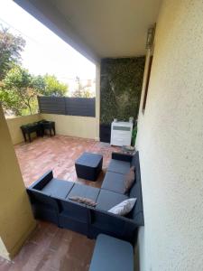 Posedenie v ubytovaní Appartement proche mer avec terrasse et jardin privatif