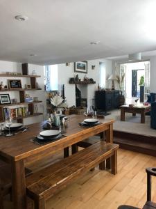 - une grande table en bois dans le salon dans l'établissement North Devon Holiday Cottage Dog Friendly with Local Pub, à Swimbridge