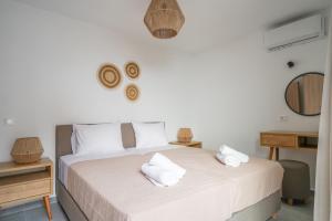 una camera con un letto con due cuscini sopra di Sandy feet comfort suite a Kardámaina
