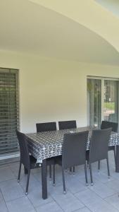 une table et des chaises assises sur une terrasse dans l'établissement Casa MANUELA tra Bellinzona Locarno e Lugano, à Cadenazzo