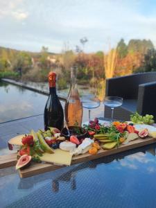 una tabla de cortar con verduras y una botella de vino en Ô nature, en Grez-Doiceau