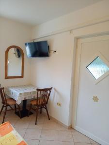 Televízia a/alebo spoločenská miestnosť v ubytovaní Apartments Marija Sabina