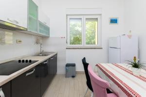 Kuchyňa alebo kuchynka v ubytovaní Apartments Marija Sabina