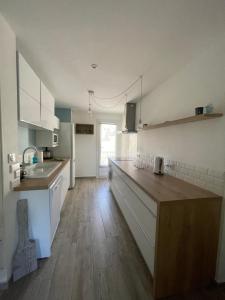 Kuchyňa alebo kuchynka v ubytovaní Appartement proche mer avec terrasse et jardin privatif