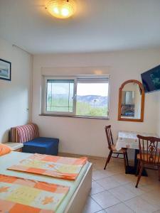 Televízia a/alebo spoločenská miestnosť v ubytovaní Apartments Marija Sabina