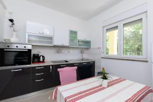Kuchyňa alebo kuchynka v ubytovaní Apartments Marija Sabina