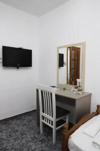 - une chambre dotée d'un bureau avec un miroir et une chaise dans l'établissement Blei & Dei Apartment, à Berat