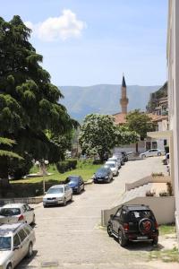 Un tas de voitures garées dans un parking dans l'établissement Blei & Dei Apartment, à Berat