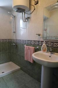 La salle de bains est pourvue d'un lavabo et d'un miroir. dans l'établissement Blei & Dei Apartment, à Berat