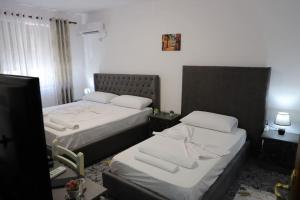 - une chambre d'hôtel avec 2 lits dans l'établissement Blei & Dei Apartment, à Berat