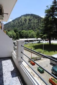 d'un balcon offrant une vue sur la montagne. dans l'établissement Blei & Dei Apartment, à Berat