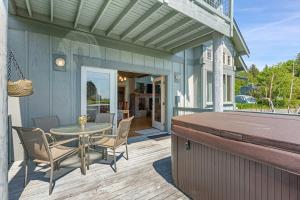 een huis met een patio met een tafel en stoelen bij Seashell Cottage in Blaine