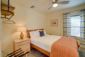 Un pat sau paturi într-o cameră la Old Town Cottonwood Cottage with Mod Interior!