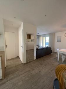 Kuchyňa alebo kuchynka v ubytovaní Appartement proche mer avec terrasse et jardin privatif