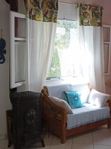 asiento junto a la ventana en CASA NONNA Traditional guest house, en Oziás
