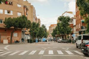 una calle de ciudad vacía con coches aparcados en la calle en Casa a 3 minutos del Casco y con facil aparcamiento- El rincón de Carmela en Talavera de la Reina