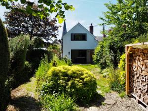une maison blanche avec un jardin en face dans l'établissement North Devon Holiday Cottage Dog Friendly with Local Pub, à Swimbridge