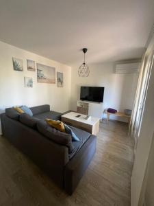 Televízia a/alebo spoločenská miestnosť v ubytovaní Appartement proche mer avec terrasse et jardin privatif