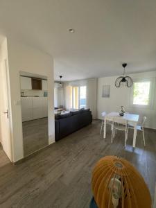 Kuchyňa alebo kuchynka v ubytovaní Appartement proche mer avec terrasse et jardin privatif