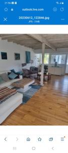 uma sala de estar com um sofá e uma mesa em The Coach House- Stunning Detached Coastal home, with parking, by Historic Deal Castle em Deal