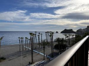 balcón con vistas al océano y a las palmeras en ESTUDIO PORTAMAR, en Almuñécar