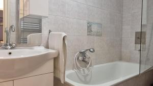 uma casa de banho com um chuveiro, um lavatório e uma banheira em Romantic2 em Szeged