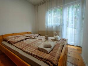 1 dormitorio con 1 cama con toallas en Greatest river view terrace, close to City Center en Banja Luka