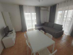 TV a/nebo společenská místnost v ubytování Formentera Suite 5