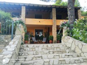 ein Haus mit einer Steintreppe davor in der Unterkunft El Sester in Torremanzanas