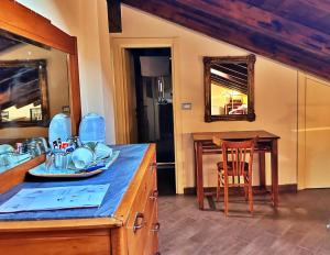 cocina con mesa, silla y espejo en SU PASSU Country House, en Fertilia