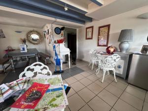 una cucina e una sala da pranzo con tavolo e frigorifero di Bon camino a Moissac