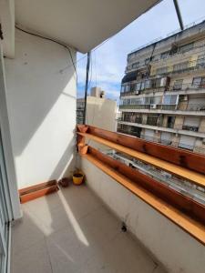 a balcony with a view of a large building at Depto céntrico de 3 habitaciones y cochera in Rosario