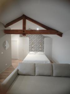 ein Wohnzimmer mit einem Bett und einem Sofa in der Unterkunft Place Barbe in Dijon